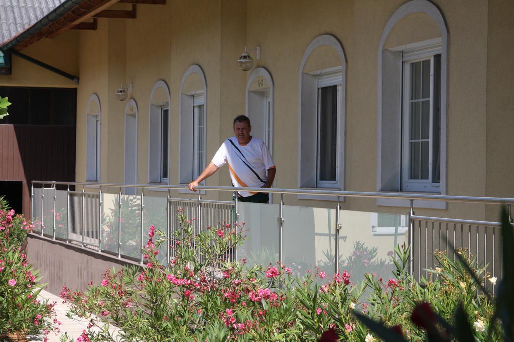 Pension & Weingut Storchenblick Illmitz Exterior foto